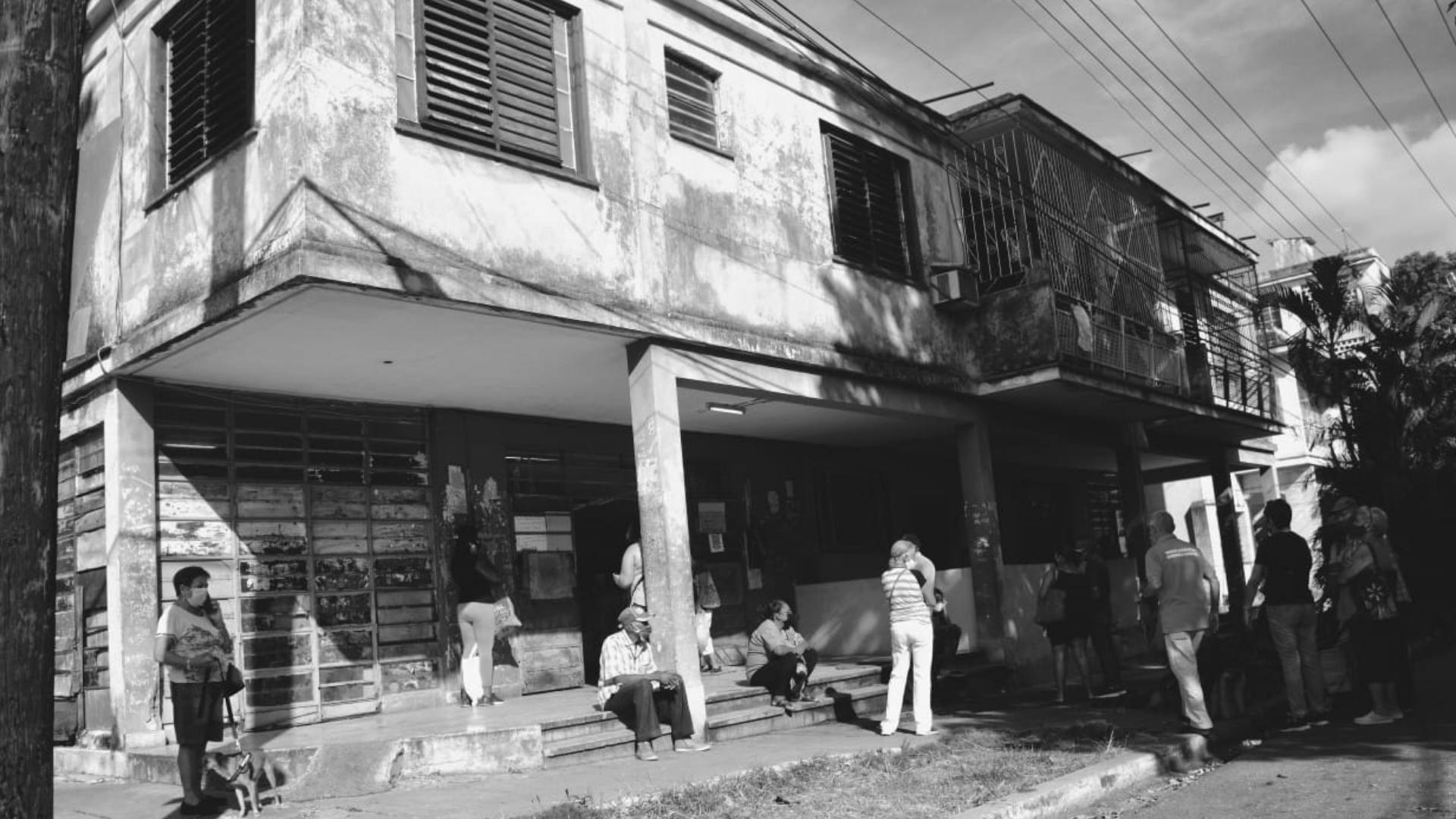 Cubanos hacen fila para comprar alimentos en La Habana. Foto: cortesía del autor