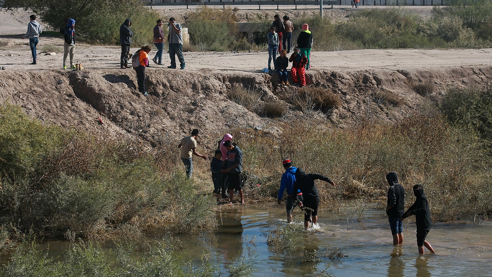 Migrantes cruzando el río Bravo
