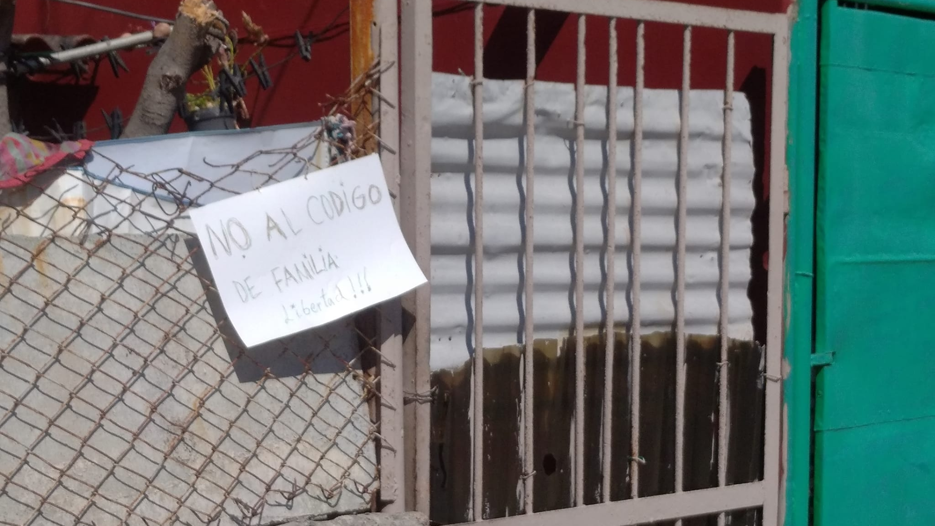 Periodista independiente coloca cartel contra el Código de las Familias