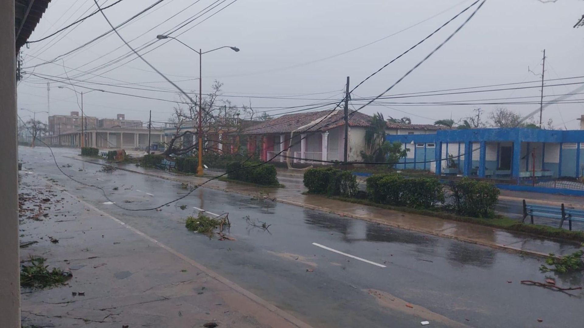 Desde San Juan y Martínez el cubano Fidel Ernesto González agregó que "ya aparecen los primeros claros de la mañana y así está mi San Juan, todo destrozado"