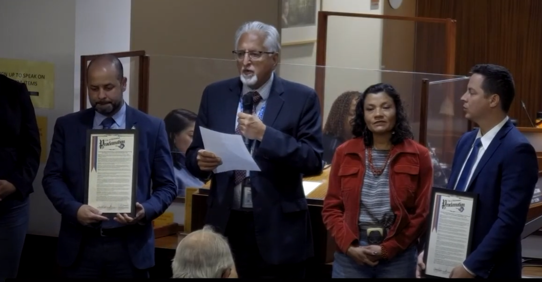 El alcalde de Richmond, Eduardo Martínez, miembro de la Richmond Progressive Alliance (RPA), presentó la resolución. A su derecha se encuentra la concejal Claudia Jiménez, quien también viajó a Cuba en 2024. En el extremo derecho de la imagen aparece David Ramírez Álvarez y, a la izquierda, Yasser Ibarra, ambos funcionarios de la Embajada de Cuba en Washington. Ramírez Álvarez figura entre los diplomáticos que, según reportes recientes, están bajo escrutinio de autoridades federales estadounidenses por presuntas operaciones de influencia vinculadas al régimen cubano. Foto: Richmond Standard.