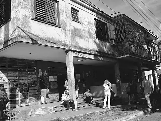 Cubanos hacen fila para comprar alimentos en La Habana. Foto: cortesía del autor