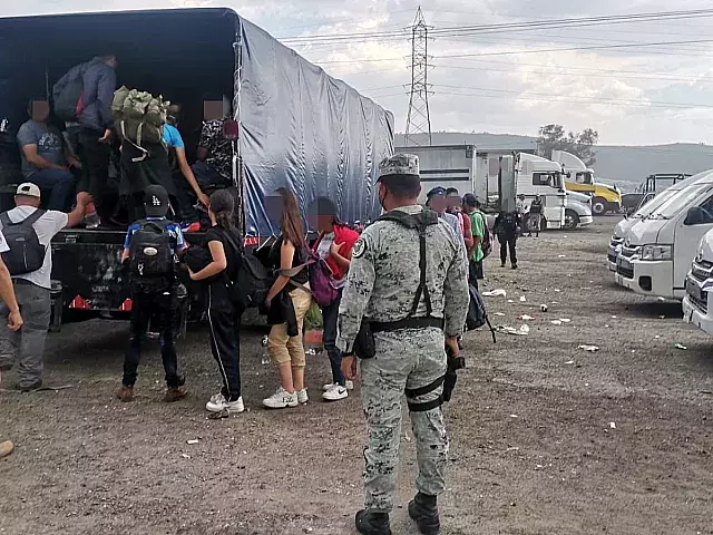 Migrantes detenidos en la Puebla-Orizaba. Foto: INM