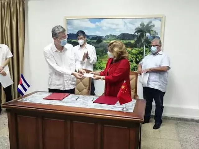 China dona 100.000 dólares y 5.000 paneles solares a Cuba. Foto: Twitter/@MINCEX_CUBA