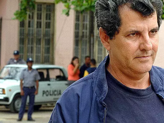 Oswaldo Payá vigilado por policías cubanos. Foto: Tomada de Cubaencuentro