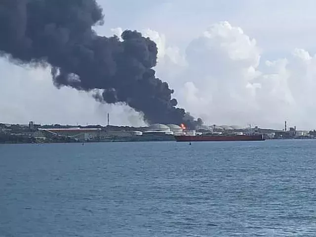 Buque María Cristina llega a la bahía de Matanzas. Foto: Oliver Zamora/Cubadebate