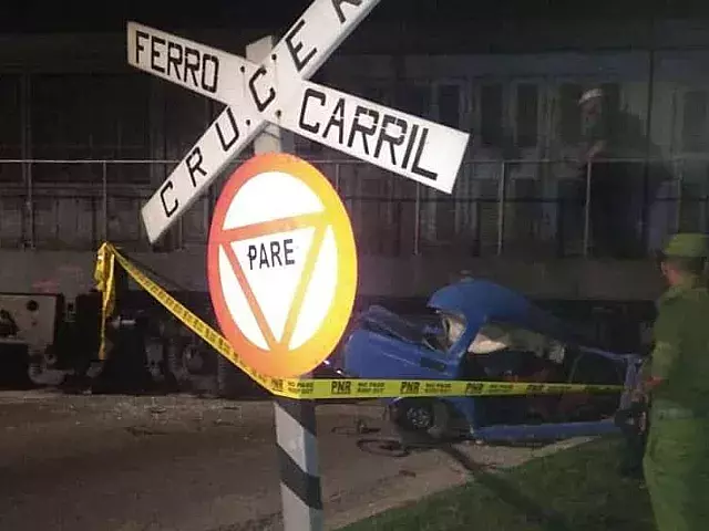 Dos muertes en choque de auto con tren. Foto: Facebook/Javier Perez