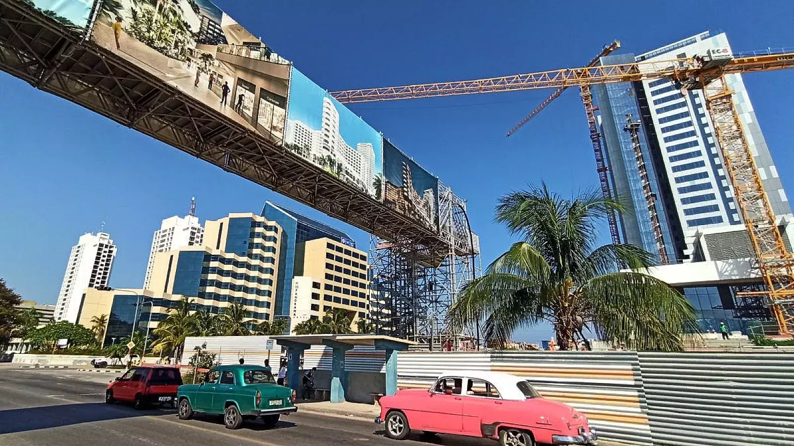 Autos pasan junto a hoteles en construcción y otros ya abiertos. 