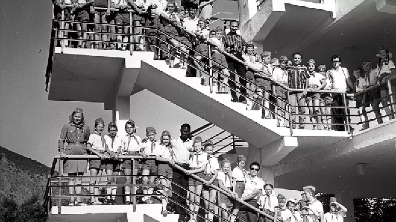 Trabajadores del partido cubano visitan a los pioneros de Artek, 1969