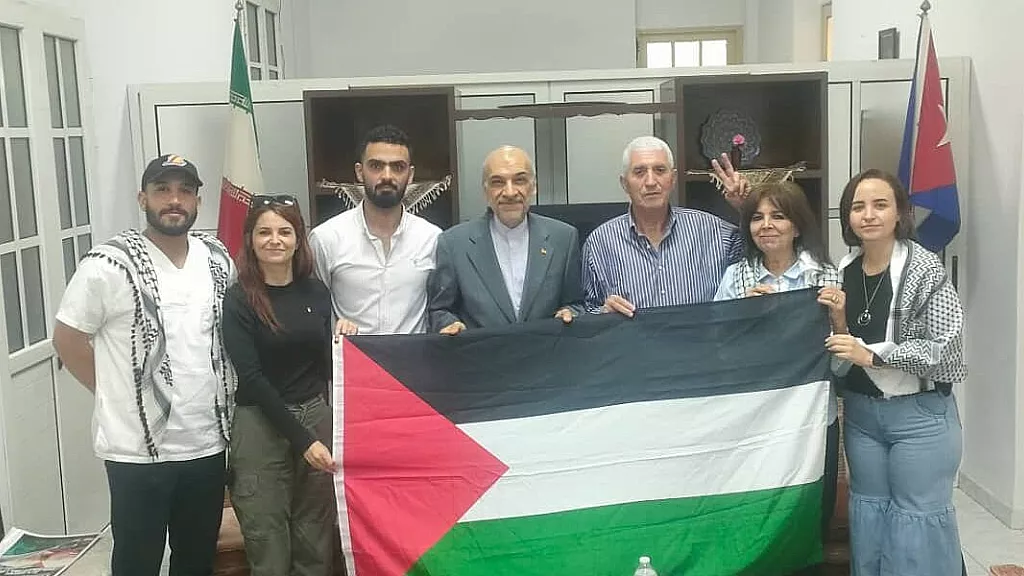 Delegación integrada por activistas del ICPJD y representantes del FPLP durante una visita a la Embajada de Irán en La Habana en abril de 2024. La imagen fue publicada por Resumen Latinoamericano y está firmada por Bassel Ismail Salem, representante del FPLP en Cuba