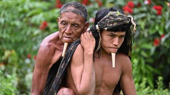 Brasil: joven carga a su padre durante 6 horas para que lo vacunen