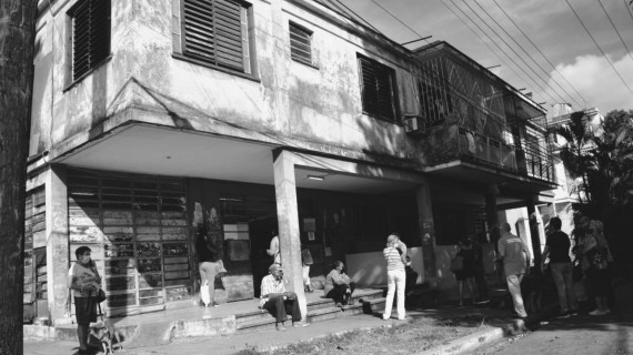 Cubanos hacen fila para comprar alimentos en La Habana. Foto: cortesía del autor