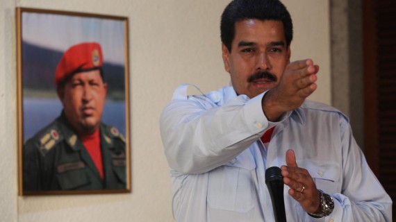 Dictador Nicolás Maduro y retrato de Hugo Chávez. Foto: chavezcandanga