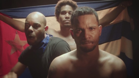 El Funky, Maykel Osorbo y Luis Manuel Otero en una escena del videoclip