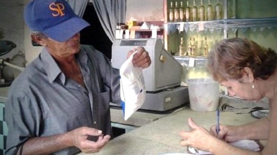 Venta de leche en bodega de Cuba. Foto: ACN