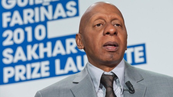 Guillermo Fariñas al recibir su Premio Sájarov 2010. Foto: Parlamento Europeo