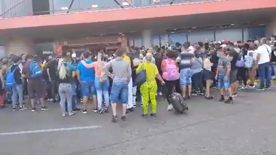 Aglomeración de cubanos en el aeropuerto José Martí