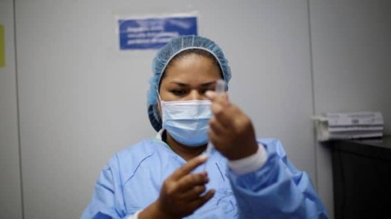 Enfermera cubana se prepara para inyectar vacuna contra la Covid-19