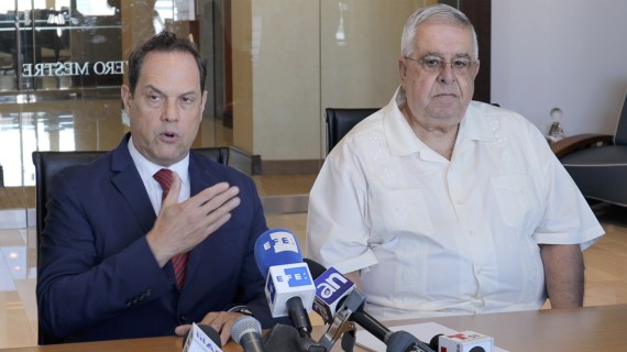 José Ramón López Regueiro (derecha) junto a su abogado (El Nuevo Herald)