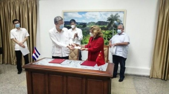 China dona 100.000 dólares y 5.000 paneles solares a Cuba. Foto: Twitter/@MINCEX_CUBA