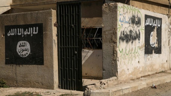 Casa marcada con bandera de terroristas del Estado Islámico. Foto: Shutterstock