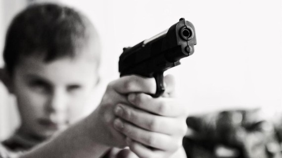 Imagen de referencia de niño apuntando con arma de juguete. Foto: Pixabay