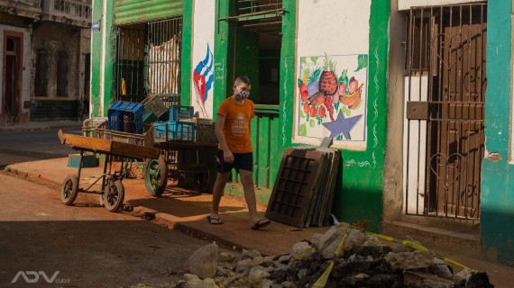 Niño camina entre escombros en calle de La Habana, Cuba. Foto: ADN Cuba