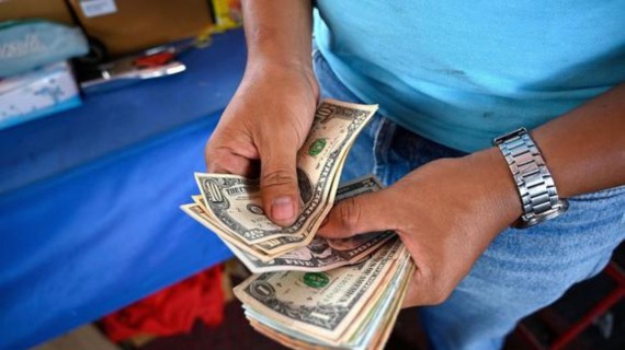 Cambio de dólares en Cuba. Foto: AFP