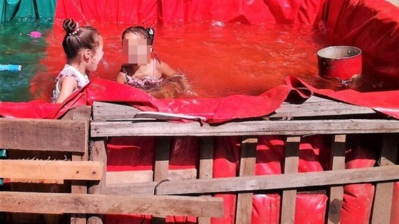 Niñas en piscina improvisada en Santiago de Cuba.