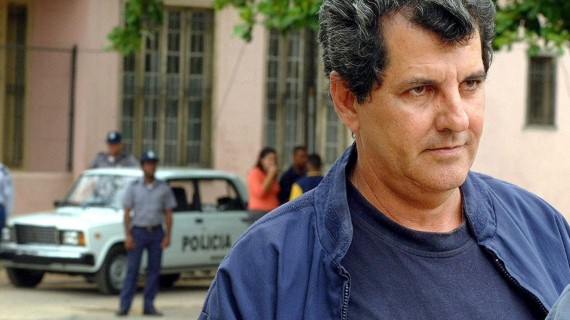Oswaldo Payá vigilado por policías cubanos. Foto: Tomada de Cubaencuentro