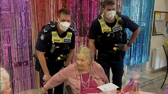 Anciana que celebraba su cumpleaños número 100 fue arrestada por la policía