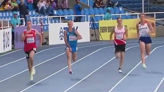 Atleta corre sin calzoncillos ¡y se le sale!