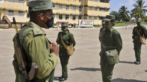 Adolescentes reciben entrenamiento militar en el SMA. Foto: Granma