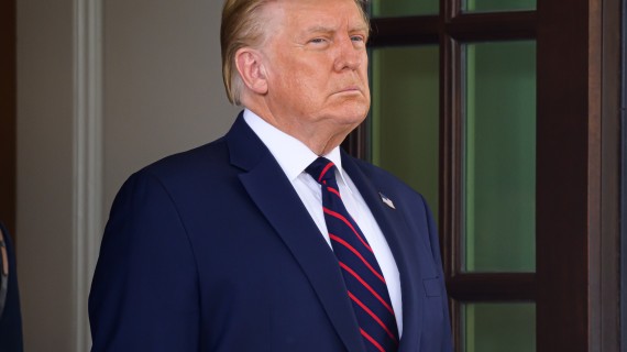 Trump afirma que el FBI confiscó sus pasaportes durante la redada en Mar-a-Lago