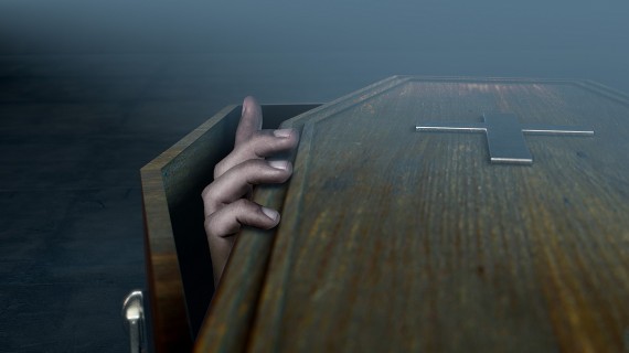 Mano saliendo de ataúd. Foto: Shutterstock