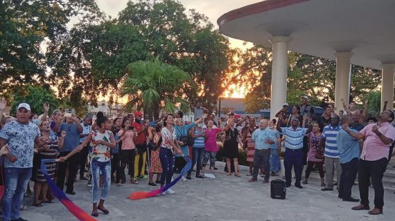 Creyentes oran por Cuba en el Parque de la Virgen del Camino