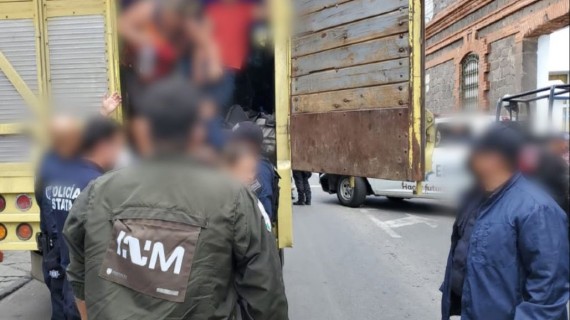 Hallan a 91 migrantes cubanos hacinados en un camión en México. Twitter