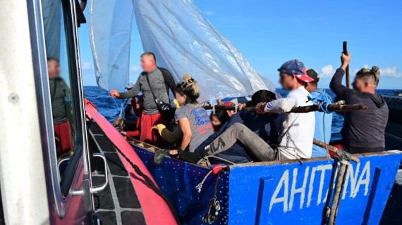 Detienen a migrantes ante avance de huracán