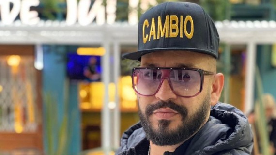 El Niño celebra éxito de su canción censurada