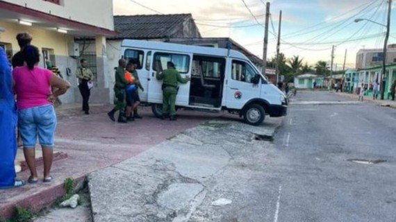 Detienen a 2 personas que entraron en lancha. Foto: Twitter @el_pinareno