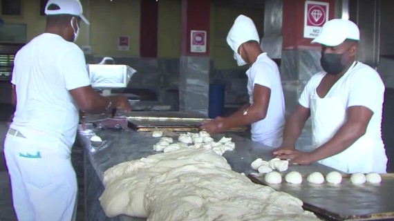 Venden pan con supuesta “arenilla” en Cuba