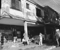 Cubanos hacen fila para comprar alimentos en La Habana. Foto: cortesía del autor