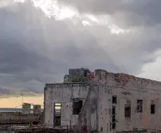 Rayos de sol entre tormenta sobre ruina en La Habana. Foto: ADN Cuba
