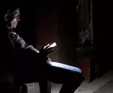 Cubano revisa su celular durante apagón en agosto de 2022, en La Habana.