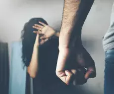 Intento de feminicidio: la golpeó, obligó a tomar veneno y la empujó de su auto en movimiento