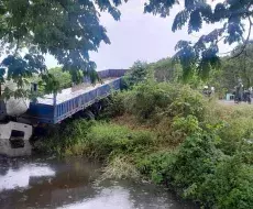 El conductor de la rastra perdió el control y cayó a un canal